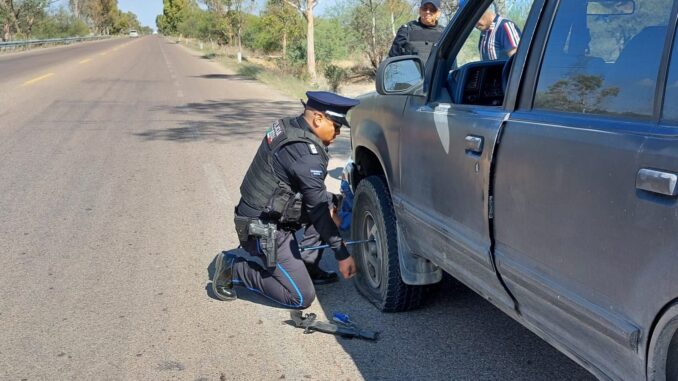 Policías Estatales auxilian a persona en carretera