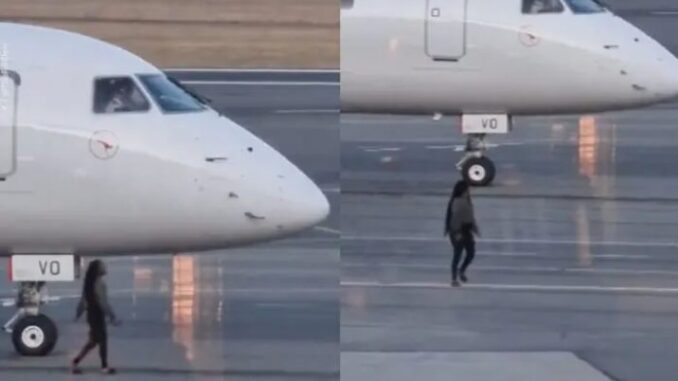 Mujer que perdió su vuelo corre hacia la pista para abordar el avión