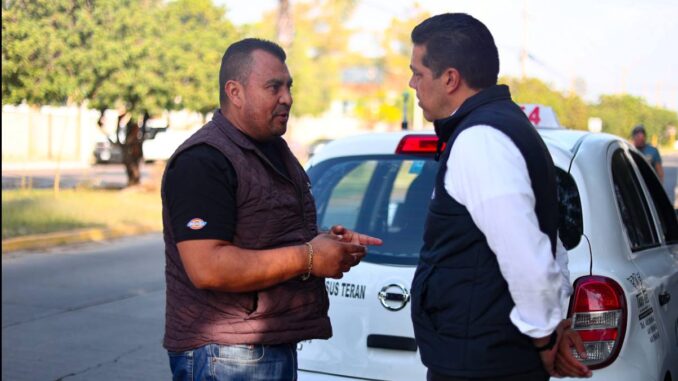 Aplaude Leo Montañez a taxistas que apoyan la Movilidad de personas con Discapacidad