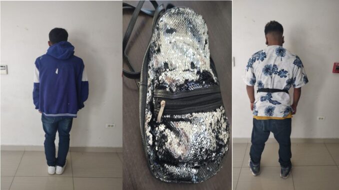 Policías Municipales de Aguascalientes detienen a dos sujetos señalados como presuntos responsables del robo de una mochila que contenía varios objetos
