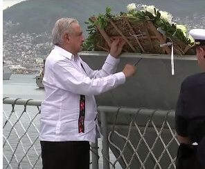 AMLO deposita en mar de Acapulco una ofrenda floral para recordar víctimas de Otis