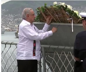 AMLO deposita en mar de Acapulco una ofrenda floral para recordar víctimas de Otis