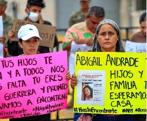 Familiares de marineros desaparecidos  por Otis bloquean Costera de Acapulco y piden hablar con AMLO