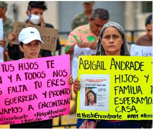 Familiares de marineros desaparecidos  por Otis bloquean Costera de Acapulco y piden hablar con AMLO