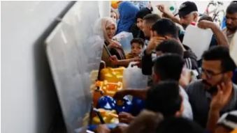 Gaza: Desplazados hacen colas de tres horas para ir al baño