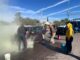 Policías apoyan a ciudadano con vehículo incendiado