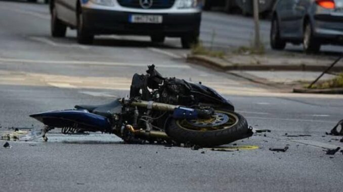 Resulta lesionada una joven tras un choque entre un vehículo y una motocicleta