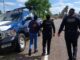 Policías Estatales ayudan a persona que caminaba en una carretera