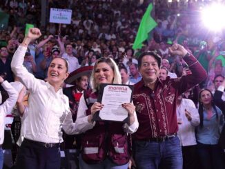 Mario Delgado entrega a Claudia Delgadillo Constancia de registro como pre candidata en Jalisco