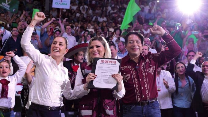 Mario Delgado entrega a Claudia Delgadillo Constancia de registro como pre candidata en Jalisco