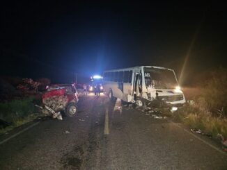 Accidente de tránsito entre camioneta y camión de pasajeros con saldo de una persona fallecida