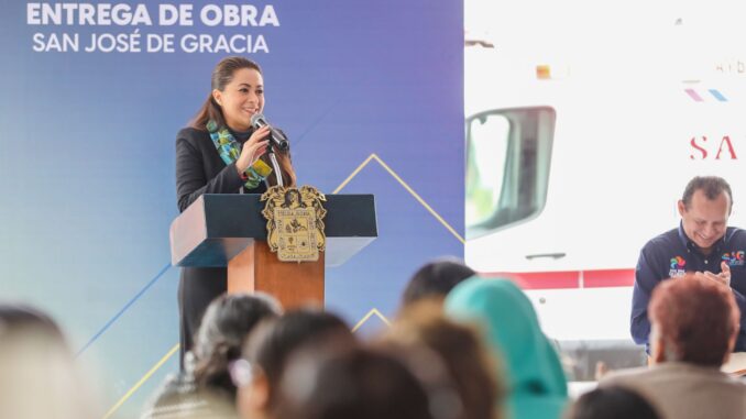 En San José de Gracia, Gobernadora Tere Jiménez entrega obra pública y una nueva ambulancia