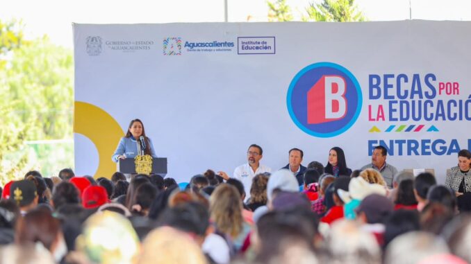 Impulsa Gobernadora Tere Jiménez a estudiantes de El Llano a través de la entrega de Becas Académicas