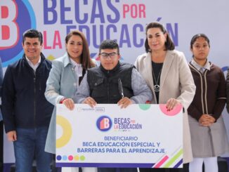 Continúa Gobernadora Tere Jiménez con la entrega de Becas a estudiantes de todos los Municipios
