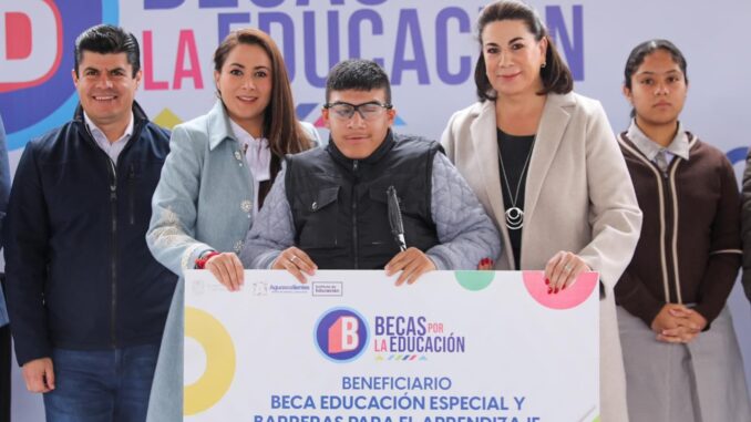 Continúa Gobernadora Tere Jiménez con la entrega de Becas a estudiantes de todos los Municipios