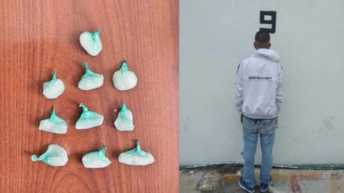 Por la presunta posesión de 10 envoltorios de plástico que en su interior contenían sustancia granulada al tacto con las características propias del cristal, Policías Municipales de Aguascalientes detienen a una persona