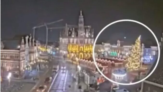 Árbol de navidad gigante se desploma y mata a mujer en Bélgica