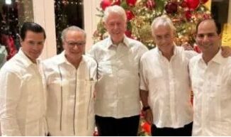 Peña Nieto reaparece... con los Clinton y en República Dominicana