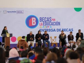 Gobernadora Tere Jiménez refrenda sus compromiso con la educación; continúa entregando Becas en todos los Municipios