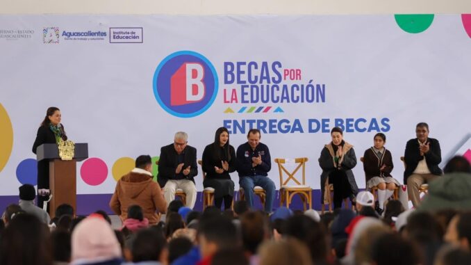 Gobernadora Tere Jiménez refrenda sus compromiso con la educación; continúa entregando Becas en todos los Municipios