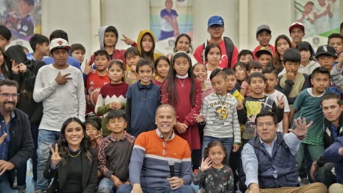 Se reúne Alcalde de Jesús María con niños de Academias deportivas para celebrar la Navidad