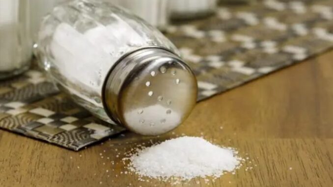 Añadir sal a los alimentos se asocia con mayor riesgo de enfermedad renal