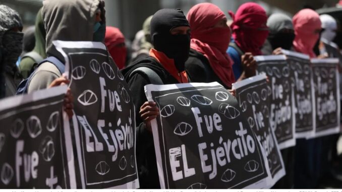 Padres de Ayotzinapa piden que expertos internacionales revisen documentos militares
