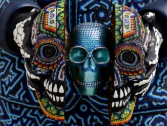 Museo mexicano exhibe cráneos de personajes hechos con arte indígena y cristales Swarovski