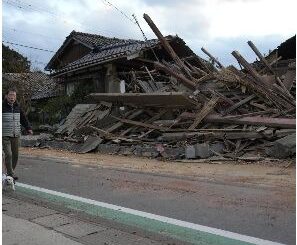 Un tsunami de tres metros de altura alcanzó una central nuclear de Japón