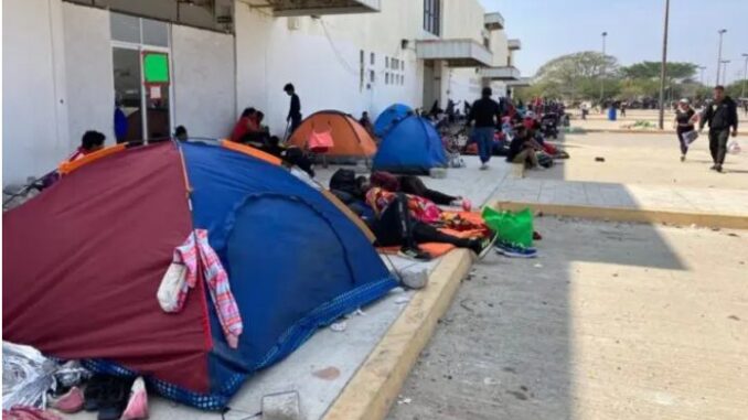 Caravana migrante llega a Juchitán y denuncia acoso y amenazas del INM 