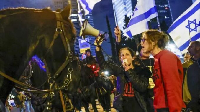 La Policía israelí utiliza la caballería contra manifestantes que reclamaban a Netanyahu