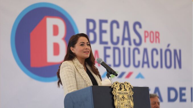 Anuncia Gobernadora Tere Jiménez más de 30 millones de pesos para Becas Educativas de todos los niveles