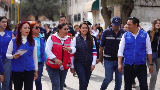 Gobernadora Tere Jiménez visita a ciudadanos para conocer sus peticiones y hacerles llegar Soluciones
