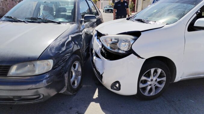 Policías Viales de Aguascalientes brindan apoyo a dos conductores de vehículos particulares, tras verse involucrados en un choque registrado en calles de la Colonia Los Pericos