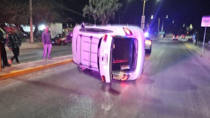 Policías Viales de Aguascalientes atienden reporte de accidente tipo choque volcadura la noche de este viernes