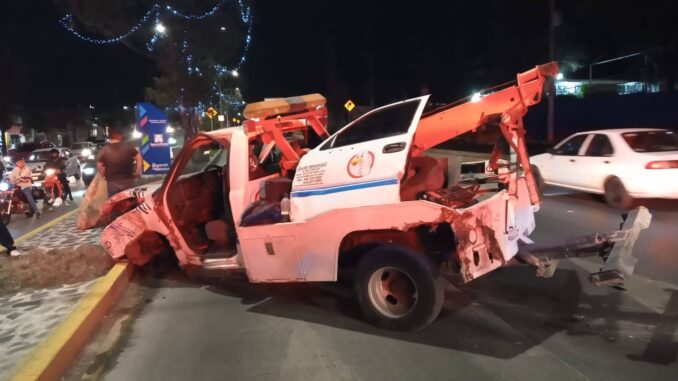 Policías Viales de Aguascalientes atienden reporte de accidente sobre Avenida Siglo XXI en el que participó una grúa del servicio particular