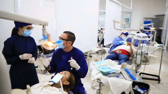 Pacientes con mala higiene bucal tienen tres veces más posibilidades de desarrollar padecimientos bucodentales: Especialista de la UAA