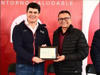 Devela Humberto Ambriz Delgadillo Placa que certifica al jardín Juárez de Pabellón de Arteaga como entorno favorable a la salud