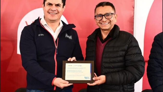Devela Humberto Ambriz Delgadillo Placa que certifica al jardín Juárez de Pabellón de Arteaga como entorno favorable a la salud