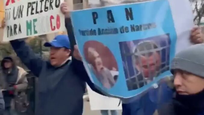 Migrantes mexicanos protestan contra Xóchitl Gálvez en Nueva York; le gritan 'corrupta'