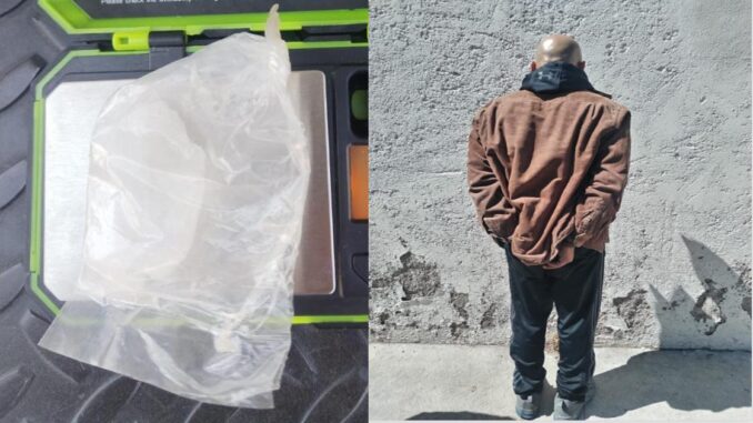 Elementos del Grupo de Operaciones Especiales (GOES) de la Policía Municipal de Aguascalientes detienen a una persona en posesión de aproximadamente 10 gramos de sustancia granulada al tacto con las características propias del cristal, en la colonia Insurgentes