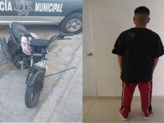 Elementos del Grupo Motorizado Centauro de la Policía Municipal de Aguascalientes detienen a una persona por el probable delito de robo a transeúnte