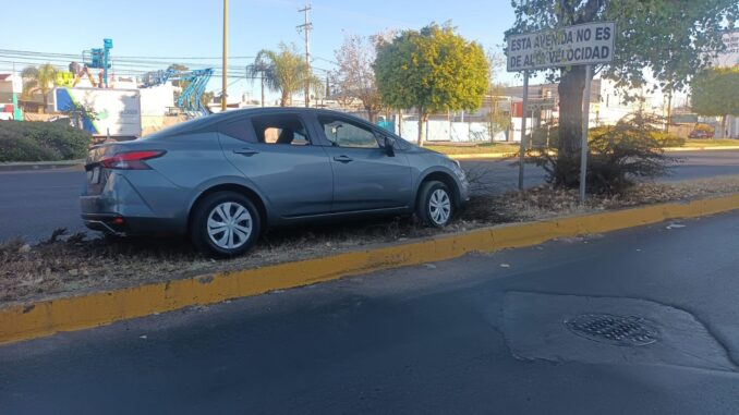 Policías Viales de Aguascalientes atendieron el reporte de accidente que se registró la mañana de este sábado sobre Avenida Aguascalientes a la altura del fraccionamiento Jardines del Lago