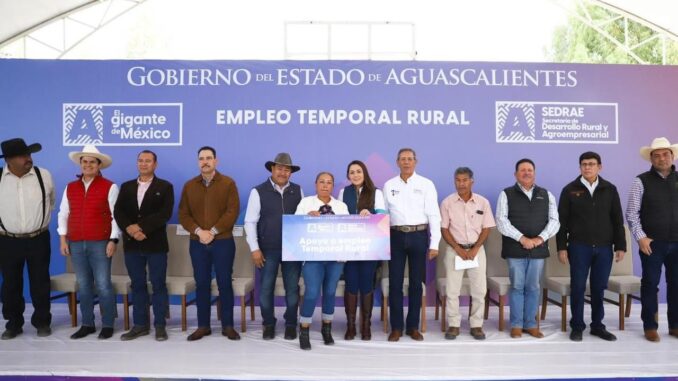 Gobernadora Tere Jiménez arranca programa de Empleo temporal en El Llano; adicionalmente entregó obra pública