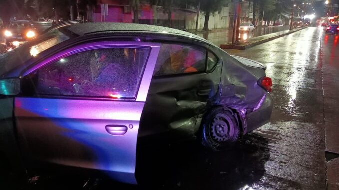 Policías viales de Aguascalientes atienden reporte de accidente que se registró sobre Avenida Convención de 1914 en el fraccionamiento Santa Anita