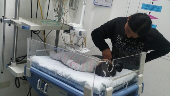 Policías Viales de Aguascalientes le brindan los primeros auxilios a menor de dos meses de edad que cayó en paro respiratorio