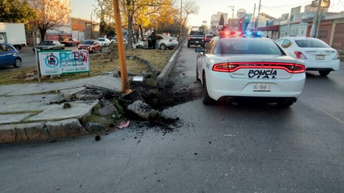Policías Viales de Aguascalientes atienden reporte de accidente contra poste de alumbrado público y un árbol