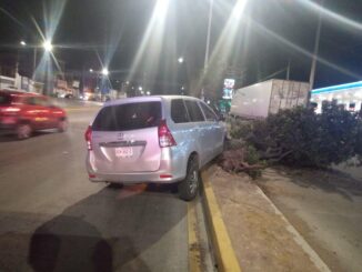Policías Viales de Aguascalientes auxilian al conductor de un vehículo particular tras impactarse contra un objeto fijo en Avenida Siglo XXI