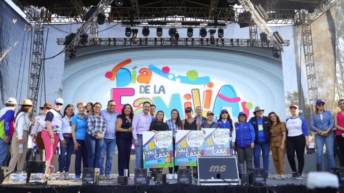 Ante 50 mil personas, Gobernadora Tere Jiménez encabeza el festejo por el Día de la Familia