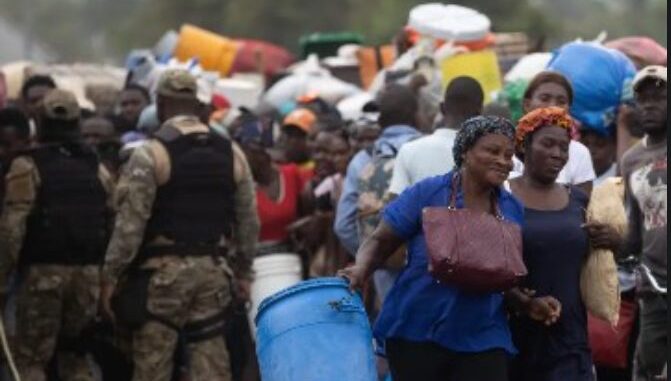 Evacuaciones de extranjeros desde Haití continúan, pero también las repatriaciones.